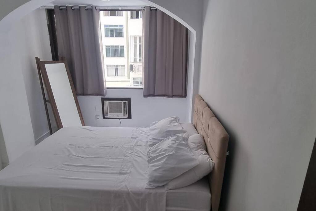 Quarto E Sala A Uma Quadra Da Praia Copacabana Posto 02 Rio de Janeiro Exterior photo