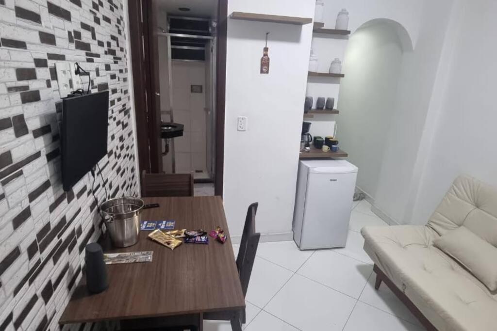 Quarto E Sala A Uma Quadra Da Praia Copacabana Posto 02 Rio de Janeiro Exterior photo